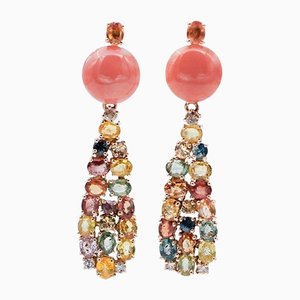 Orecchini pendenti in oro rosa 14 carati con zaffiri multicolori, diamanti e corallo