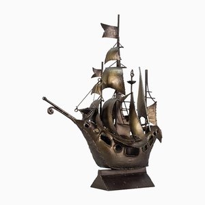 Escultura de barco de vela de estilo industrial de metal