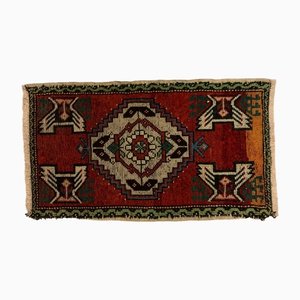 Kleiner handgefertigter türkischer Teppich in Rot