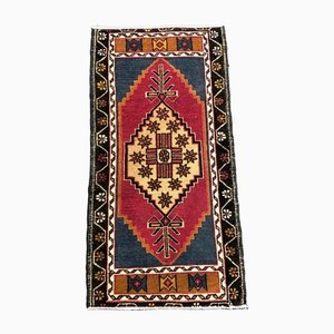 Kleiner roter türkischer Vintage Teppich