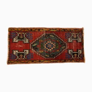 Kleiner roter türkischer Vintage Teppich