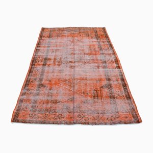 Überfärbter orangefarbener Teppich