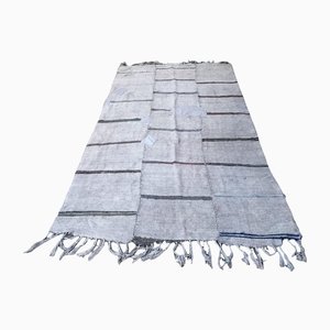 Grau gestreifter Teppich aus Hanf