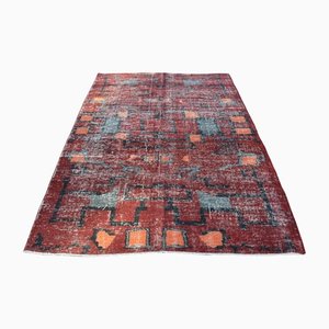 Roter Teppich mit geometrischem Muster