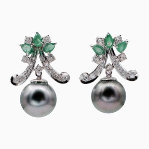 Boucles d'Oreilles Emeraudes, Diamants, Perles Grises, Or Blanc 14 Carat