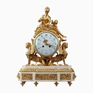 Louis XVI Stil Uhr aus vergoldeter Bronze und weißem Marmor