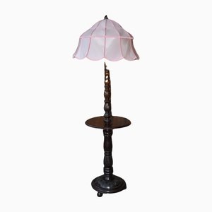 Hölzerne Stehlampe mit rosa Schirm
