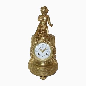 Reloj estilo Luis XVI de bronce dorado