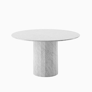 Mesa de comedor / recibidor Ashby redonda hecha a mano de mármol Bianco Carrara afilado de Kevin Frankental para Lemon