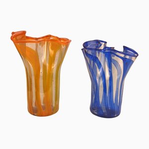 Floreros vintage de vidrio artístico en naranja y azul. Juego de 2