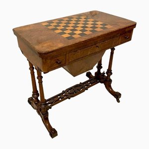 Mesa de juegos victoriana antigua de madera nudosa de nogal con incrustaciones
