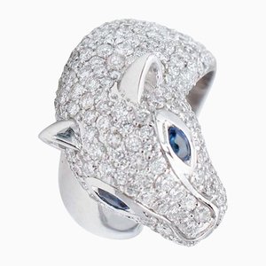 Anello a forma di ghepardo in oro bianco con diamanti e zaffiri blu