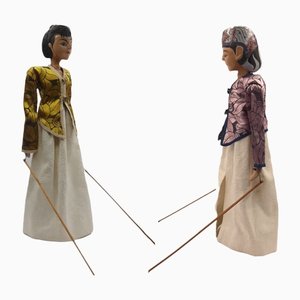 Muñecas tailandesas vintage de madera con vestidos de seda. Juego de 2