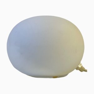 Lámpara de mesa Snowball de vidrio opalino de Agneta Sweden