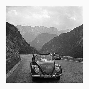 Reisen mit dem Volkswagen Käfer durch die Berge, Deutschland, 1939, Fotografie