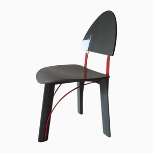 Dreibeiniger Stuhl aus lackiertem Holz & rotem Metall, 1980er