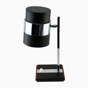 Lámpara de mesa con pantalla flexible de metal y montaje en cromo