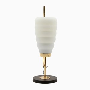 Skandinavisches Design Tischlampe mit milchweißem Glasschirm und Messing Halterungen