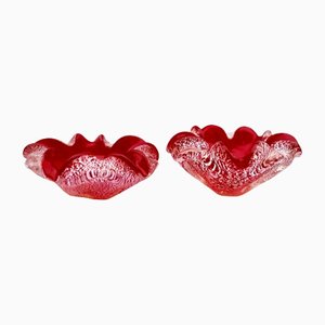 Cuencos de cristal de Murano Sommerso rojos con motas plateadas y borde ondulado. Juego de 2