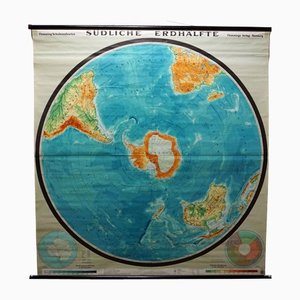 Póster vintage con mapa enrollable del hemisferio sur de la Tierra
