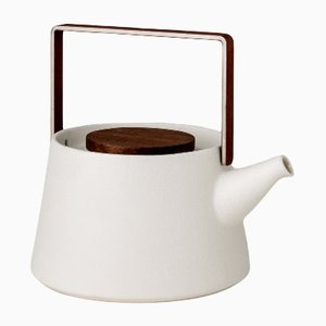 Weiße minimalistische Teekanne von Stilleben