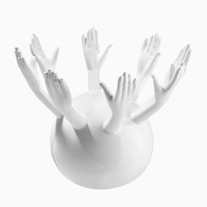 Centro de mesa Hand by Hand en blanco de Rebirth Ceramics