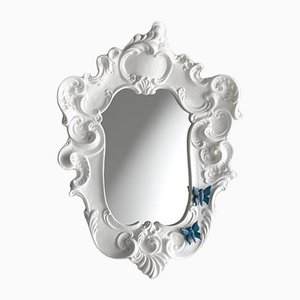 Barocker Spiegel mit Magnetischen Schmetterlingen in Weiß von Rebirth Ceramics