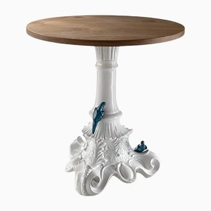 Mesa de centro barroca con tablero de roble natural y loros magnéticos en blanco de Rebirth Ceramics