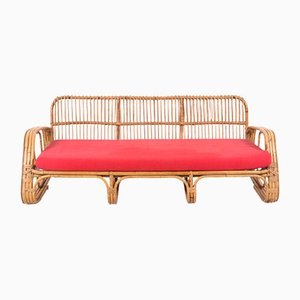 Rattan Sofa mit rotem Stoff