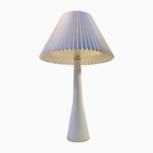 Lámpara de mesa de vidrio opalino blanco de Ernest Voss para Le Klint, años 50