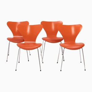 Orangefarbene Series 7 Esszimmerstühle aus Leder von Arne Jacobsen für Fritz Hansen, 4er Set