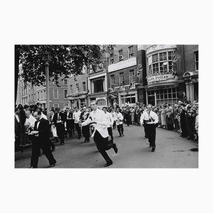 Slim Aarons, Soho Waiters Race, 1955, Papel fotográfico