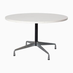 Runder weißer Tisch von Charles & Ray Eames für Vitra