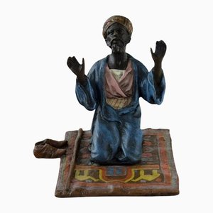 Antiker kaltgemalter betender Mann auf einer Gebetsteppich Skulptur in Bronze
