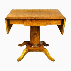Schwedischer Biedermeier Säulentisch aus goldener Birke mit Tigerstreifen