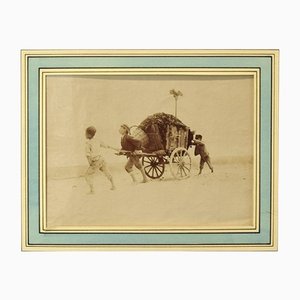 Chicos tirando de un carro, fotografía original, finales del siglo XIX