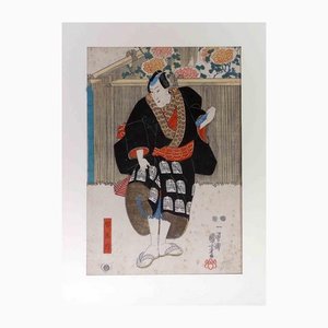 Utagawa Kunisada III, Theaterschauspieler im schwarzen Mantel auf der Bühne, Holzschnitt, 19. Jh