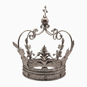 Corona de metal pintado plateado brillante