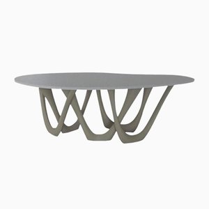Moosgrauer skulpturaler G-Tisch aus Stahl von Zieta