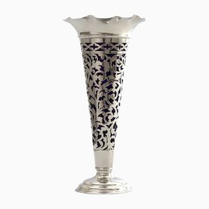 Hohe durchbrochene Vase aus Silber mit blauem Glaseinsatz von Sibray Hall & Co, 1901