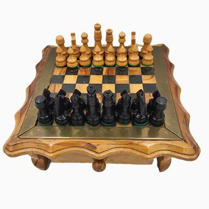 Mesa de ajedrez vintage de madera con piezas de ajedrez, años 50-1960