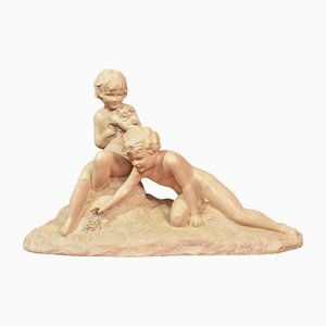 Art Deco Terrakotta Skulptur von zwei spielenden Kindern, 20. Jh