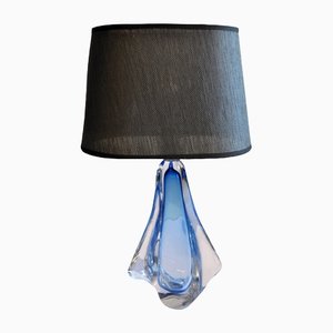 Lampada da tavolo in cristallo blu con paralume effetto marmo di Val Saint Lambert