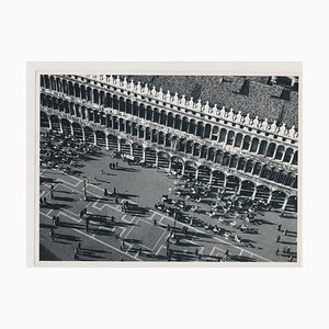 Erich Andres, Venecia: Abarrotada Plaza de San Marcos, Italia, 1955, Fotografía en blanco y negro