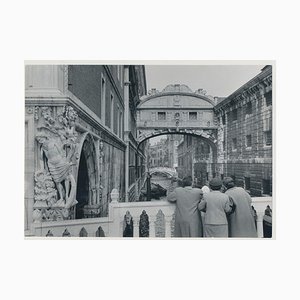 Erich Andres, Venezia: People Looking at Bridge of Sighs, Italia, 1955, White & White