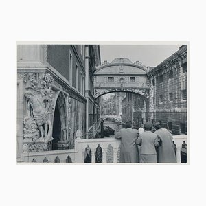 Photographie Erich Andres, Venise: Personnes Regardant le Pont des Soupirs, Italie, 1955, Noir & Blanc