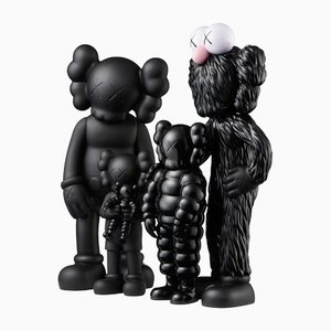 Kaws, figuras familiares, versión en negro, 2021, vinilo fundido pintado