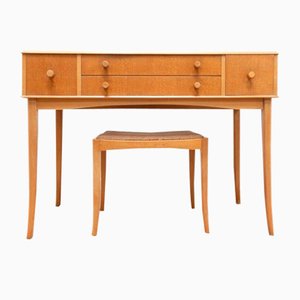 Mid-Century Vintage Schreibtisch und Hocker aus Nussholz von Gordon Russell