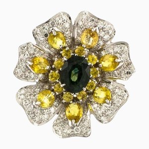 Anello a forma di fiore in oro bianco con diamanti e zaffiri