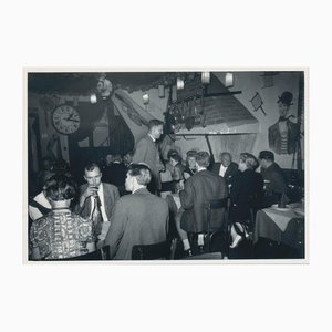 Erich Andres, artistas en Montmartre cenando en un restaurante, París, Francia, años 50, fotografía en blanco y negro